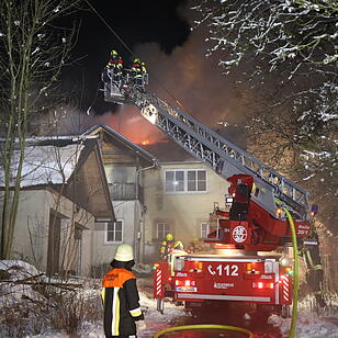Dachstuhlbrand nahe Helmbrechts in Oberfranken hält Feuerwehr in Atem