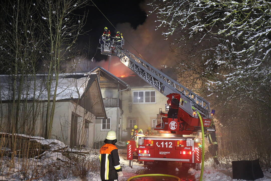 Dachstuhlbrand nahe Helmbrechts in Oberfranken hält Feuerwehr in Atem