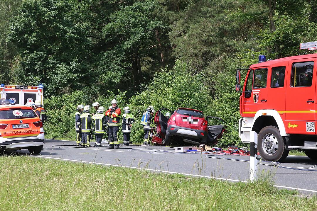 Tödlicher Unfall auf B466: Auto kollidiert mit Lkw