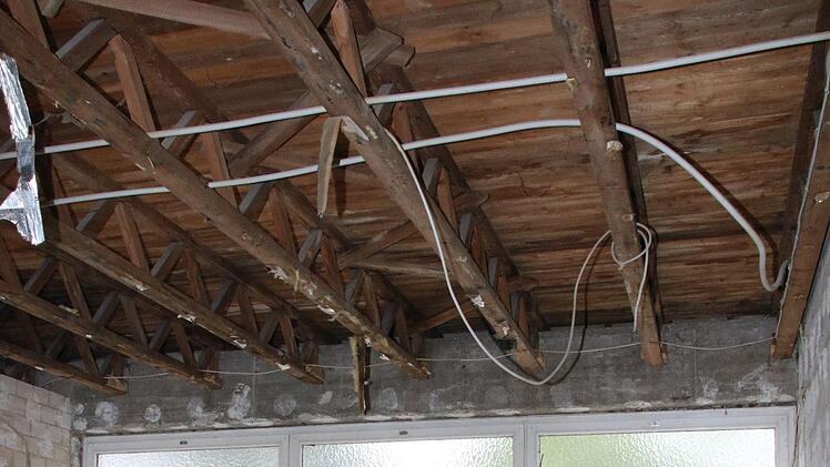 Derzeit wird die Schmeilsdorfer Schule entkernt. Bald rollen die Abrissbagger an. Foto: Jürgen Gärtner