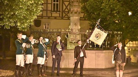 Vor dem Regiomontanusbrunnen hielt Fux Florian Ender (Dritter von rechts) eine in lateinischer Sprache verfasste Laudatio auf den in K&ouml;nigsberg geborenen Mathematiker und Astronomen Regiomontanus. Mit dem Bundeslied fand das beeindruckende Erlebnis sein Ende.  Foto: sn