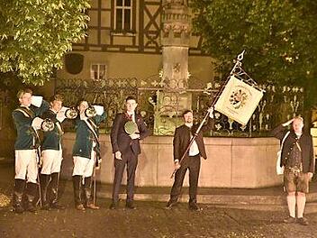 Vor dem Regiomontanusbrunnen hielt Fux Florian Ender (Dritter von rechts) eine in lateinischer Sprache verfasste Laudatio auf den in Königsberg geborenen Mathematiker und Astronomen Regiomontanus. Mit dem Bundeslied fand das beeindruckende Erlebnis sein Ende.  Foto: sn