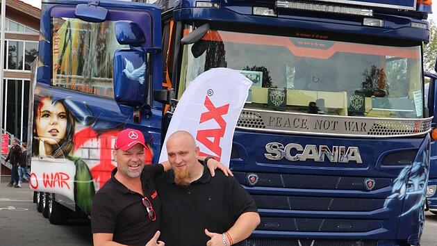 Vor dem Friedenstruck: Sonax-Schulungsleiter Steven Maus (links) und Fernfahrer Danny Gretsch. Fotos: Rainer Glissnik