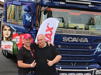 Vor dem Friedenstruck: Sonax-Schulungsleiter Steven Maus (links) und Fernfahrer Danny Gretsch. Fotos: Rainer Glissnik