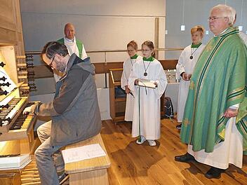 Nach dem Weiheakt durch Domkapitular Peter Wünsche (rechts) ließ Domorganist Markus Willinger die neue Orgel zum ersten Mal im Gottesdienst erklingen.  Foto: Marion Krüger-Hundrup