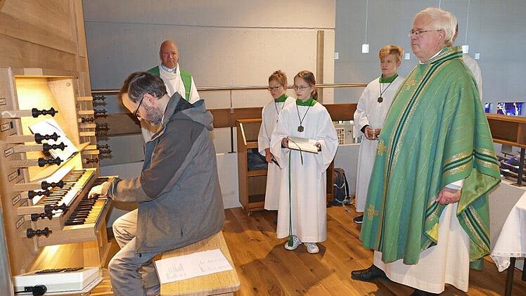Nach dem Weiheakt durch Domkapitular Peter Wünsche (rechts) ließ Domorganist Markus Willinger die neue Orgel zum ersten Mal im Gottesdienst erklingen.  Foto: Marion Krüger-Hundrup