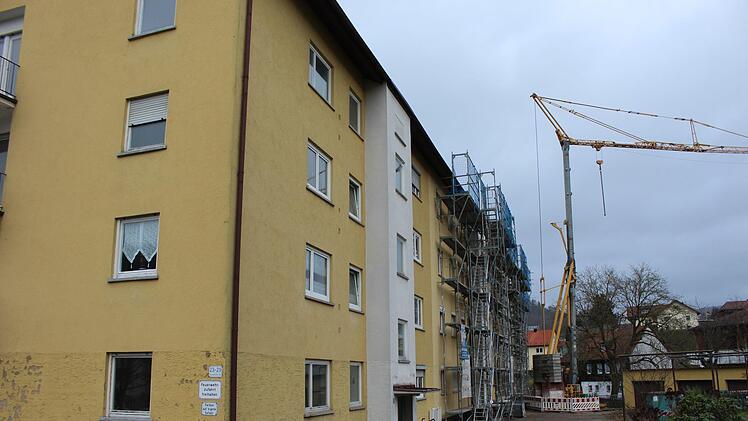 Die Bauarbeiten im Mehrfamilienhaus der Baugenossenschaft in der Düsseldorfer Straße schreiten voran. Jetzt stehen weitere Maßnahmen  bevor. Foto: Julia Raab