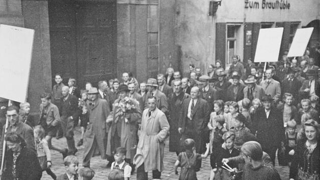 Die erste Großdemo nach dem Krieg in Kulmbach: Am 3. Juli 1948 zieht Fritz Schönauer mit Hunderten seiner Fans durch die Innenstadt zum Fronfestenbau. Das Foto ist in der Buchbindergasse aufgenommen. In dem ehemaligen Gasthof "Zum Braustüble" befindet sich heute die Pizzeria "Alla Rustica".  Kulmbacher Stadtarchiv