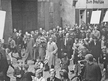 Die erste Großdemo nach dem Krieg in Kulmbach: Am 3. Juli 1948 zieht Fritz Schönauer mit Hunderten seiner Fans durch die Innenstadt zum Fronfestenbau. Das Foto ist in der Buchbindergasse aufgenommen. In dem ehemaligen Gasthof "Zum Braustüble" befindet sich heute die Pizzeria "Alla Rustica".  Kulmbacher Stadtarchiv