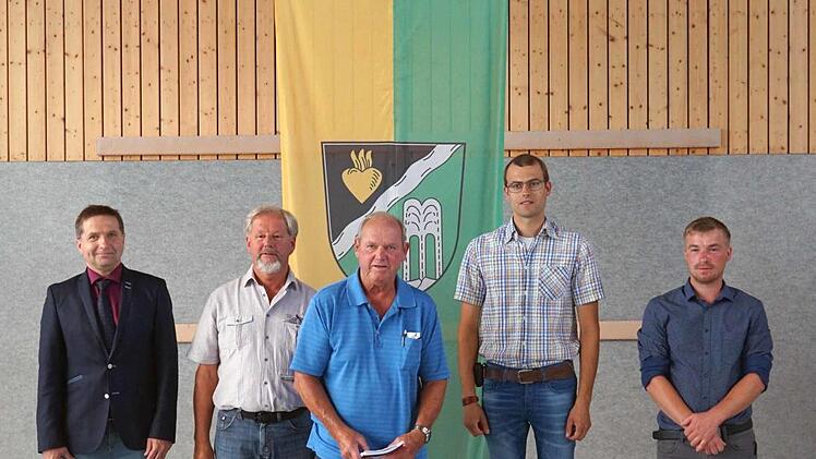 Drei neue Feldgeschworene wurden bei der Gemeinderatssitzung vereidigt (v. l.): Bürgermeister Karl Kolb, Obermärker Wolfgang Mierzwa, Manfred Höhn, Christian Schubert und Tobias Stelzner. Foto: Andreas Herzog