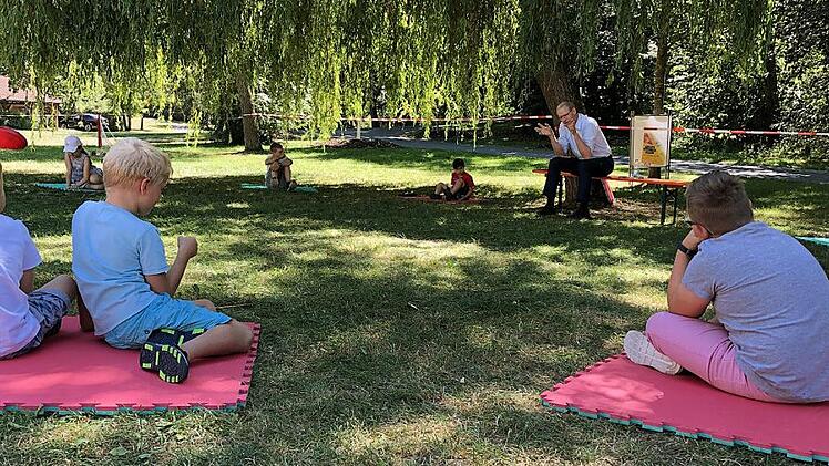 In einer im wahrsten Sinne des Wortes großen Runde beantwortete German Hacker die Fragen der Kinder. Foto: privat