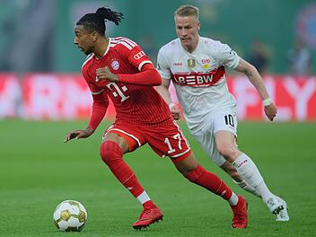 Zum Auftakt der neuen Bundesliga-Saison trifft der FC Bayern M&uuml;nchen auf den VfB Stuttgart (Freitag, 28. August, live bei SAT.1 und Sky). Im Bild: Michael Olise (links) und Chris F&uuml;hrich beim DFB-Pokalfinale im Mai.