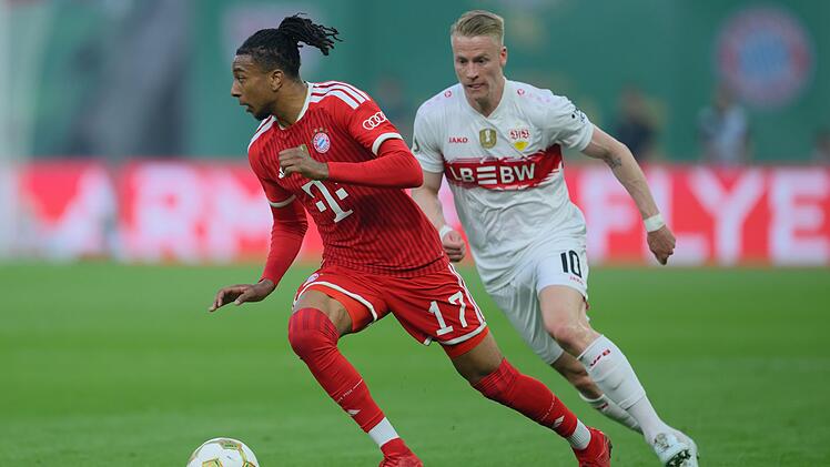 Zum Auftakt der neuen Bundesliga-Saison trifft der FC Bayern M&uuml;nchen auf den VfB Stuttgart (Freitag, 28. August, live bei SAT.1 und Sky). Im Bild: Michael Olise (links) und Chris F&uuml;hrich beim DFB-Pokalfinale im Mai.