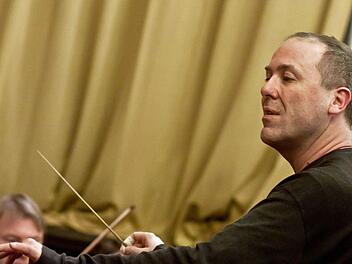 Gefragter Solist auf den großen Konzertpodien der Welt: Alexander Lonquich. In der Aula des Casimirianums probt er mit dem Philharmonischen Orchester des Landestheaters für das Jubiläumskonzert "100 Jahre Gesellschaft der Musikfreunde Coburg".Fotos: Jochen Berger