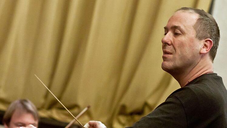 Gefragter Solist auf den großen Konzertpodien der Welt: Alexander Lonquich. In der Aula des Casimirianums probt er mit dem Philharmonischen Orchester des Landestheaters für das Jubiläumskonzert "100 Jahre Gesellschaft der Musikfreunde Coburg".Fotos: Jochen Berger