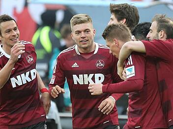 Zwei Tage nach dem letzten Bundesligaspiel gastiert der 1. FC Nürnberg in Coburg. Am Pfingstmontag bestreitet der Club ein Freundschaftsspiel bei seinem Kooperationspartner FC Coburg. Die Partie wird auf der städtischen Dr.-Stocke-Anlage stattfinden. Ob dann Markus Feulner (links), Alexander Esswein (Mike), Frantz (Zweiter von rechts) und Javier Pinola (ganz rechts) erneut so Jubeln, wie in dieser Szene nach einem Club-Treffer gegen Schalke 04, darf jedoch eher bezweifelt werden. Foto: Daniel...