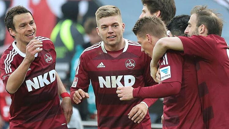 Zwei Tage nach dem letzten Bundesligaspiel gastiert der 1. FC Nürnberg in Coburg. Am Pfingstmontag bestreitet der Club ein Freundschaftsspiel bei seinem Kooperationspartner FC Coburg. Die Partie wird auf der städtischen Dr.-Stocke-Anlage stattfinden. Ob dann Markus Feulner (links), Alexander Esswein (Mike), Frantz (Zweiter von rechts) und Javier Pinola (ganz rechts) erneut so Jubeln, wie in dieser Szene nach einem Club-Treffer gegen Schalke 04, darf jedoch eher bezweifelt werden. Foto: Daniel...