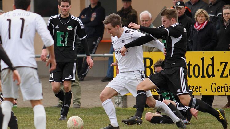 Sebastian Götz (Zweiter von rechts) und der FC Sand wollen aus Frammersbach drei Punkte mit nach Hause nehmen.