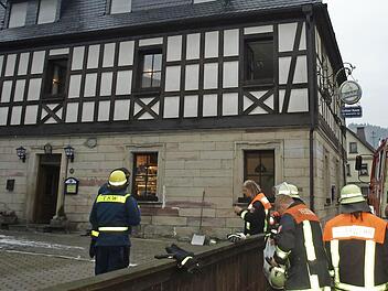 Die Feuerwehr Steinwiesen beim Einsatz am Grünen Baum am 5. Oktober 2012  Foto: Archiv Susanne Deuerling