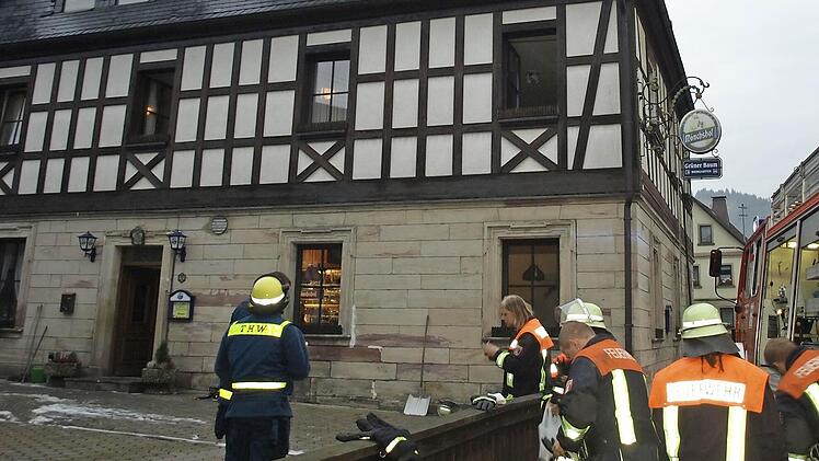 Die Feuerwehr Steinwiesen beim Einsatz am Grünen Baum am 5. Oktober 2012  Foto: Archiv Susanne Deuerling