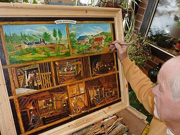 Der Stockheimer Hobbymaler Harald Popig bei der Arbeit am Bild "König-Ludwig-Zeche" in Reitsch mit acht Ausschnitten aus der Zeit von 1880.  Foto/Repro: Gerd Fleischmann