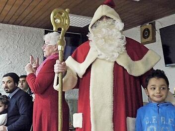 Der Nikolaus ist manchen Bewohnern in der Flüchlüngsunterkunft noch fremd. Dennoch herrschte Freude über die Weihnachtsfeier. Foto: Pauline Lindner