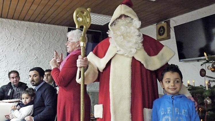 Der Nikolaus ist manchen Bewohnern in der Flüchlüngsunterkunft noch fremd. Dennoch herrschte Freude über die Weihnachtsfeier. Foto: Pauline Lindner