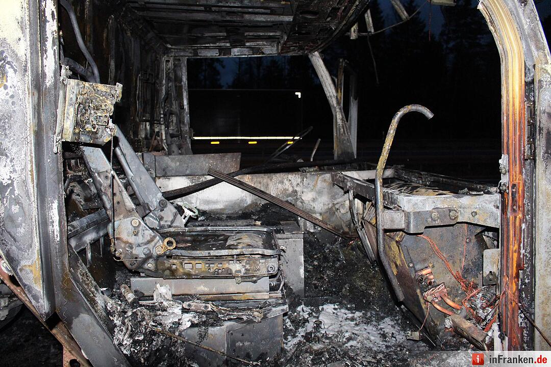 Nagelneuer Autokran brennt bei Ueberfuhrungsfahrt aus - Schaden mindestens eine Millionen Euro