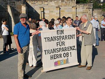 Zahlreiche Anwohner waren zum Infotreffen der "Bürgerinitiative Leopoldstraße" gekommen. In dieser engagieren sich auch die Stadträte Wolf-Rüdiger Benzel (links am Transparent) und Mathias Zimmer (hinter dem Transparent). Foto: Oliver Schmidt