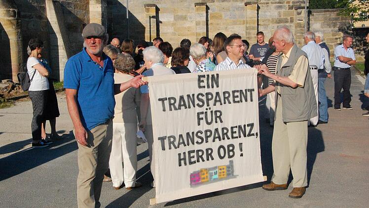 Zahlreiche Anwohner waren zum Infotreffen der "Bürgerinitiative Leopoldstraße" gekommen. In dieser engagieren sich auch die Stadträte Wolf-Rüdiger Benzel (links am Transparent) und Mathias Zimmer (hinter dem Transparent). Foto: Oliver Schmidt