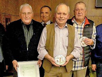 Ehrungen und Auszeichnungen beim Gartenbauverein Trebgast (von links): Bürgermeister Werner Diersch, Walter Wendler (50 Jahre Mitglied), Kreisvorsitzender Günter Reif, Manfred Hofmann, Bernt Pingel (beide Landkreismodel) sowie Vorsitzender Herwig Neumann. Foto: Dieter Hübner