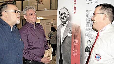 Autor Dirk Kämper (von links) und Archivar Andreas Wittner sprechen mit Bernd Friedrich, dem Vorsitzenden des FC Bayern-Fanclubs Saaletal, über den Bayern-Präsidenten Kurt Landauer.  Foto: Sigismund von Dobschütz
