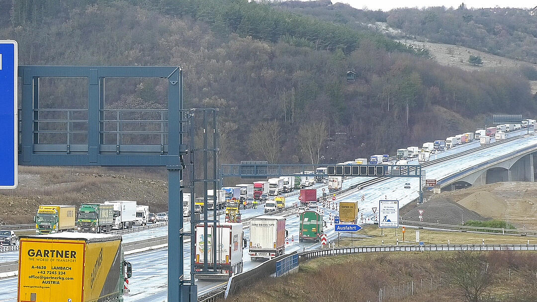 Trümmerfeld aus Beton: A3 nach Unfall zeitweise  komplett gesperrt