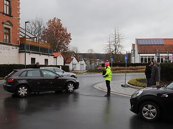 So ganz weiß der Fahrer des dunklen Autos nicht, wo er nun hin soll. Carina Schwemmlein von der Tiefbauabteilung der Stadt weist den Weg.Foto: Katrin Geyer