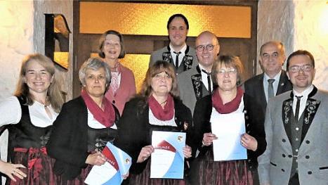Bei den Ehrungen (vorne von links): Vorsitzende Claudia Wellach, Marianne Hauck, Erika Schilt, Beate Fischer und Dirigent Andreas Thiel sowie (hinten von links) Stadtr&auml;tin Carin B&uuml;lling, Tobias Fischer, J&uuml;rgen Fischer und Thomas Kolb vom NBMB Foto: privat
