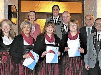 Bei den Ehrungen (vorne von links): Vorsitzende Claudia Wellach, Marianne Hauck, Erika Schilt, Beate Fischer und Dirigent Andreas Thiel sowie (hinten von links) Stadträtin Carin Bülling, Tobias Fischer, Jürgen Fischer und Thomas Kolb vom NBMB Foto: privat