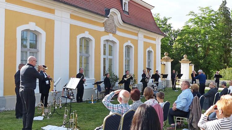 Das Konzert im Rosengarten von Schloss Thurn  Foto: Pauline Lindner