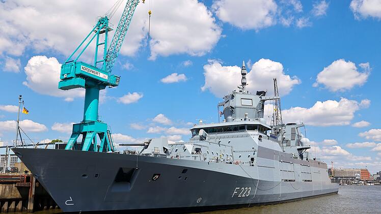 Fregatte an Kaimauer der Norderwerft im Hamburger Hafen