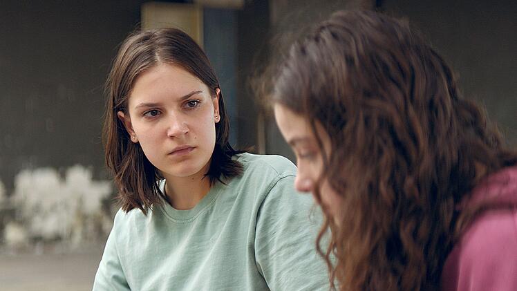 Salma (Allegra Tinnefeld, links) und Ela (Eva Marlen Hirschburger) haben sich über das Unglück kennengelernt. Die beiden Mädchen fühlen sich schnell einander nahe.