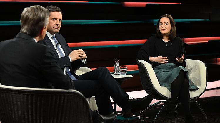 Markus Lanz (links) diskutierte mit SPD-Ministerpr&auml;sident Olaf Lies und Journalistin Julia L&ouml;hr &uuml;ber die Situation der deutschen Autoindustrie.