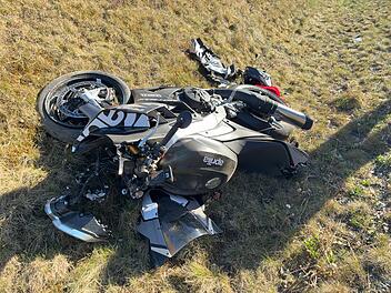 Motorradfahrer (31) &uuml;berschl&auml;gt sich - verletzt im Krankenhaus