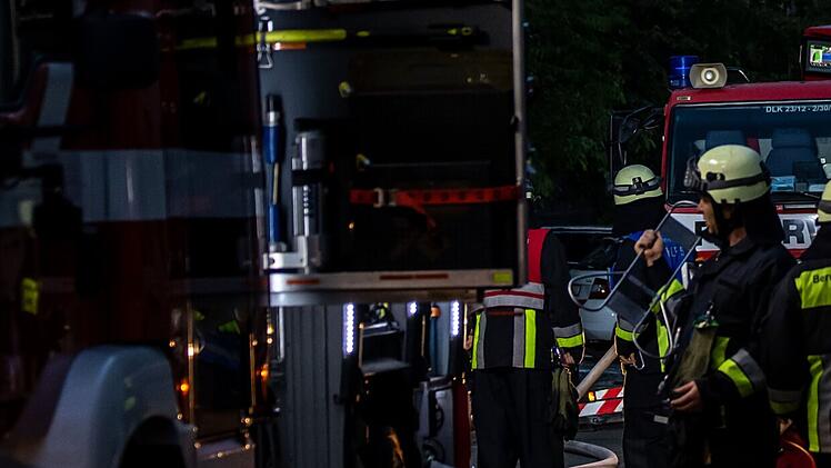 Iphofen: Lagerhalle in Flammen &ndash; mehrere Rettungseinheiten gefordert