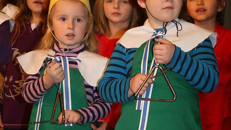6 Keine Zwerge, sondern Weihnachtswichtel von der Vorschule Stadtsteinach wirkten auf der Bühne mit.