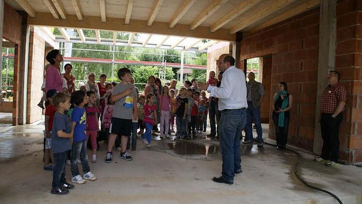 Da waren die Kleinen und die Großen ganz Ohr: Zum Richtfest durften die künftigen Nutzer auf die Baustelle, und Architekt Bernd Schuhmann führte die Kindergartenkinder durch den Rohbau ihres Kindergartens und erklärte alles. Im Dezember soll hier alles fertig sein.