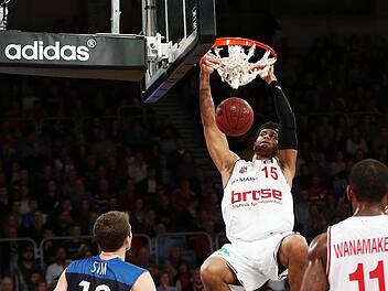 Josh Duncan schlie&szlig;t per Dunking ab. Fotos: sportpress und Daniel L&ouml;b