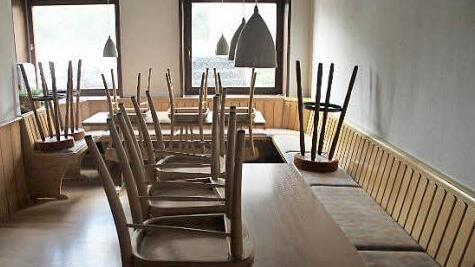 Noch sind die Stühle in den "Kesselstuben" hochgeklappt, ...