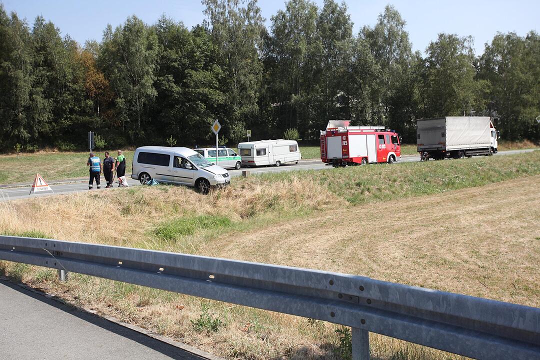 Lkw kracht in abbiegenden Familienwagen - Vier Verletzte