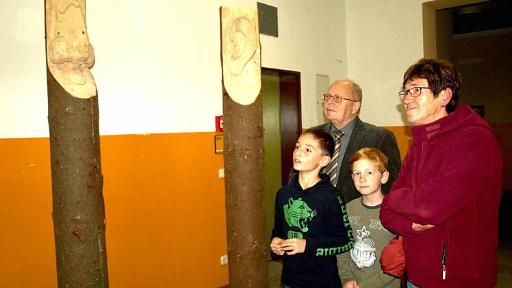 Die Schüler Luis (li) und Max erklären die Skulpturen von Volker Ullenboom.