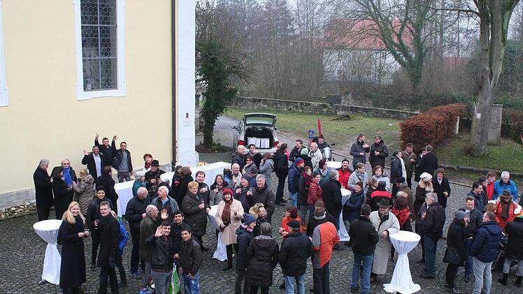 9763 Freundlich hießen die Pommersfeldener die Flüchtlinge (winkend vorne und hinten) in der Gemeinde willkommen.