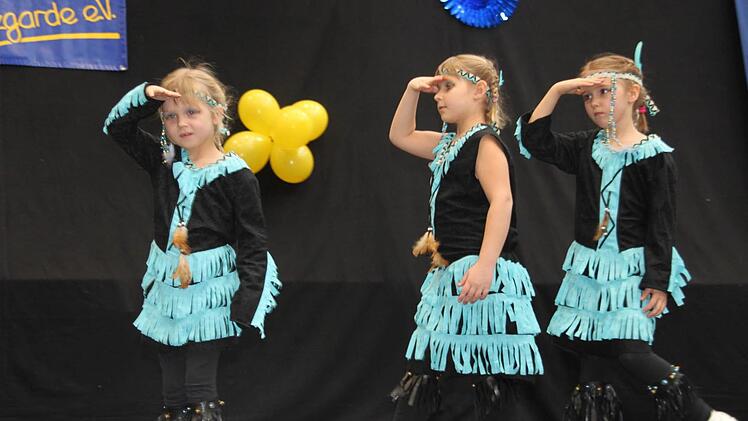 Die Micro-Dancer zeigten den Showtanz "Indianer".